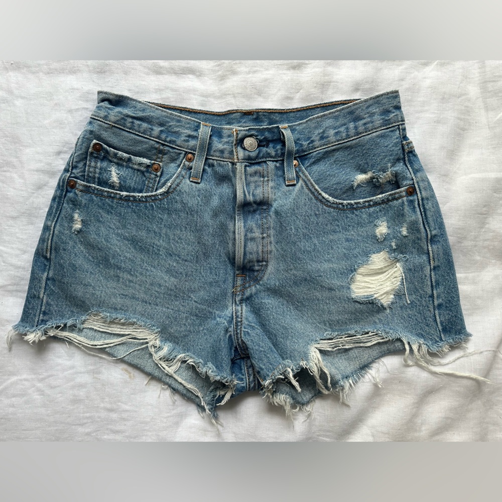 Levi’s Jean Shorts NWOT 27 Distressed